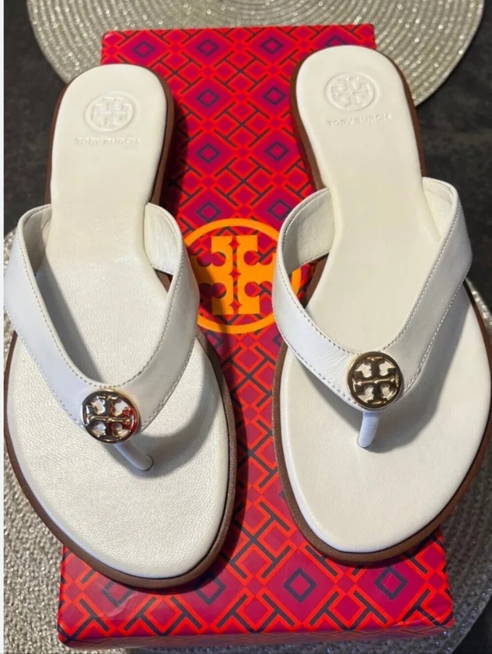 Tory Burch Benton Sandals White Leather Signature Gold-tone Medallion Sz 9M